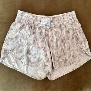 EUC Lululemon tracker short V size 8 grey/white print 4" inseam